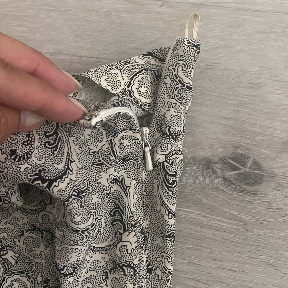 Elizabeth and James Silk Paisley black & white shorts size large - Picture 3 of 5